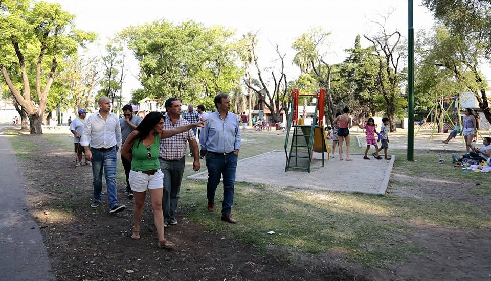 Cascallares dialogó con vecinos en renovada plaza de Mármol